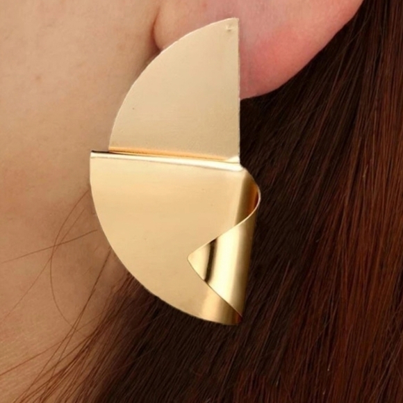 🆕️ Geometric Gold Plated Statement Earrings - Bold & Modern Fashion Design ✨ - Picture 3 of 11